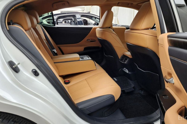 2023 Lexus ES с пробегом 17 348 км