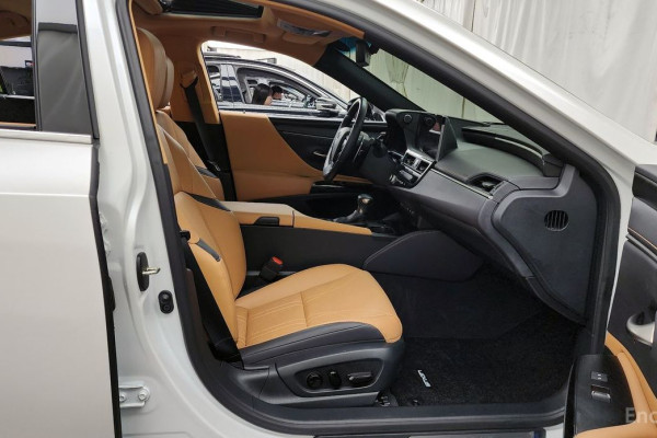 2023 Lexus ES с пробегом 17 348 км