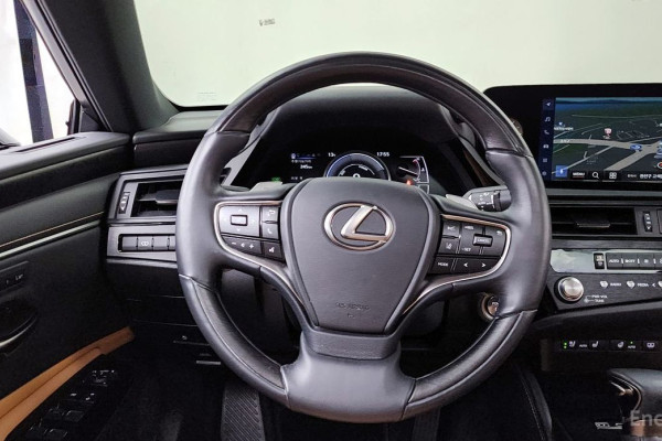 2023 Lexus ES с пробегом 17 348 км