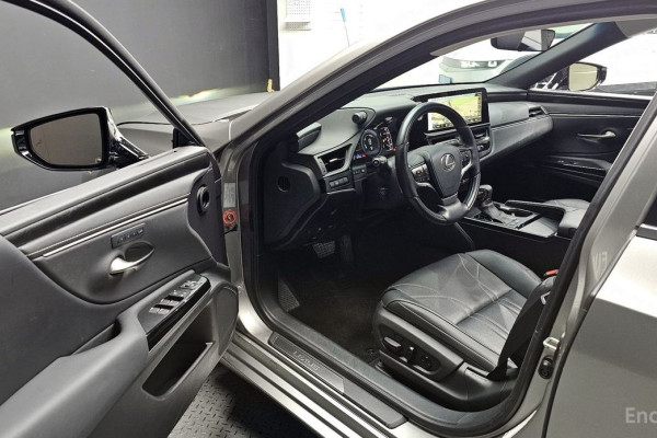2022 Lexus ES с пробегом 64 134 км