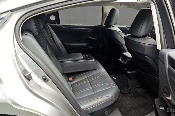 2022 Lexus ES с пробегом 64 134 км