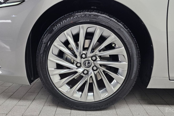 2022 Lexus ES с пробегом 20 011 км