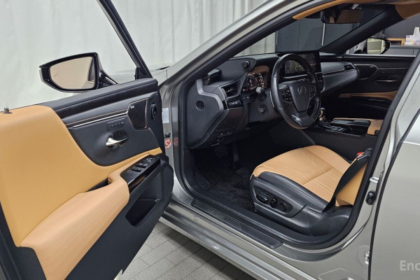 2022 Lexus ES с пробегом 20 011 км