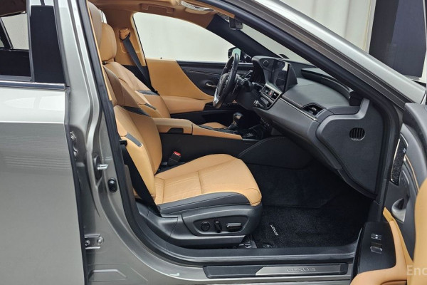 2022 Lexus ES с пробегом 20 011 км