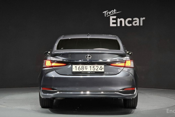 2023 Lexus ES с пробегом 82 477 км