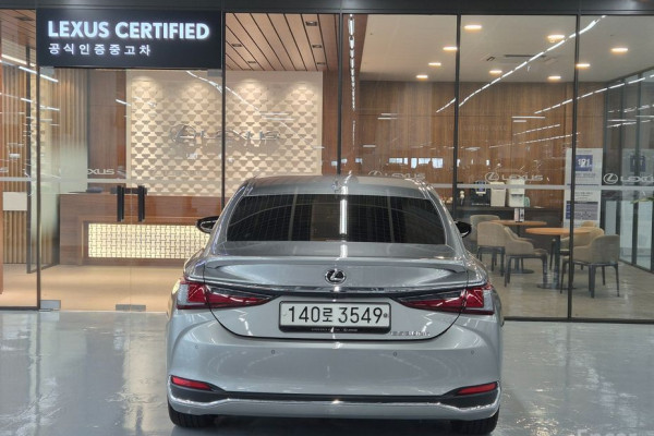 2023 Lexus ES с пробегом 40 005 км