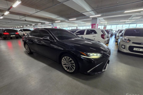2022 Lexus ES с пробегом 96 620 км