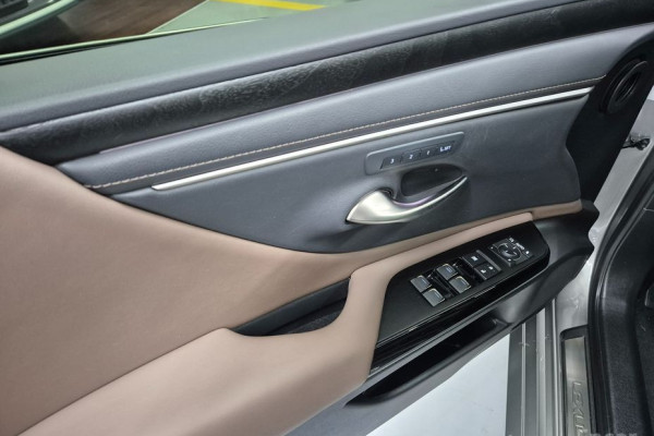 2023 Lexus ES с пробегом 40 005 км