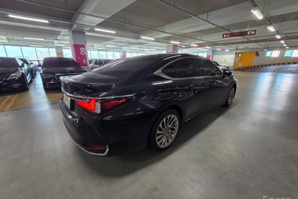 2022 Lexus ES с пробегом 96 620 км