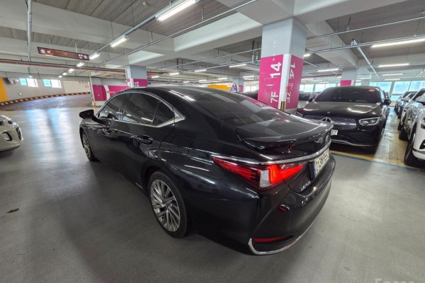 2022 Lexus ES с пробегом 96 620 км