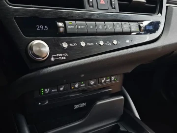 2022 Lexus ES с пробегом 101 203 км
