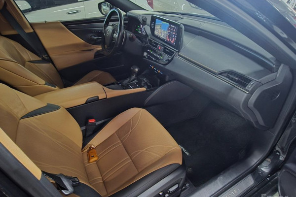2022 Lexus ES с пробегом 96 620 км