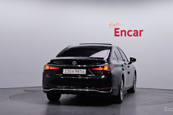 2022 Lexus ES с пробегом 48 669 км