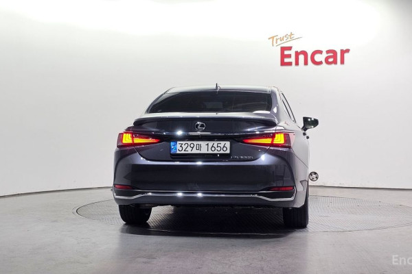 2022 Lexus ES с пробегом 25 042 км