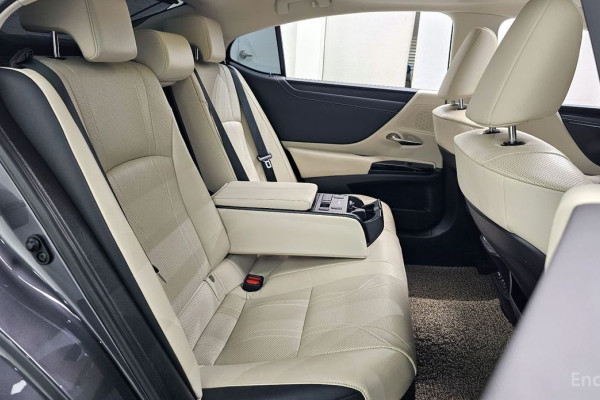 2022 Lexus ES с пробегом 25 042 км