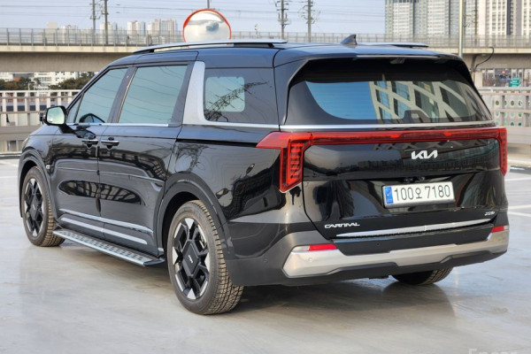 2023 Kia Carnival с пробегом 22 015 км