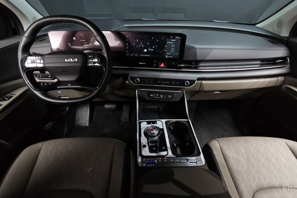 2025 Kia Carnival с пробегом 24 084 км