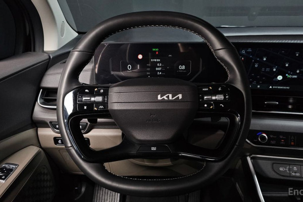 2025 Kia Carnival с пробегом 24 084 км