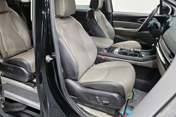 2023 Kia Carnival с пробегом 17 948 км