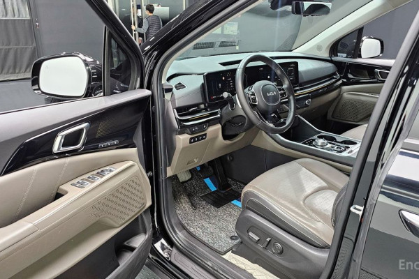 2023 Kia Carnival с пробегом 17 948 км