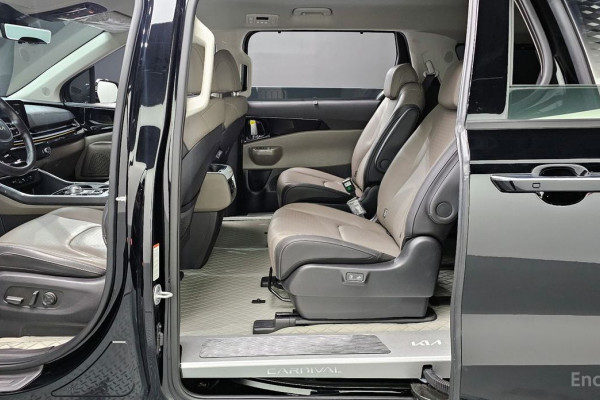 2023 Kia Carnival с пробегом 17 948 км