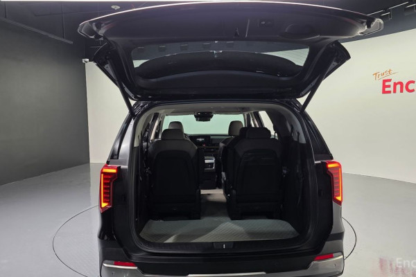 2023 Kia Carnival с пробегом 17 948 км