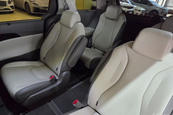 2025 Kia Carnival с пробегом 14 700 км