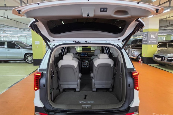 2025 Kia Carnival с пробегом 14 700 км