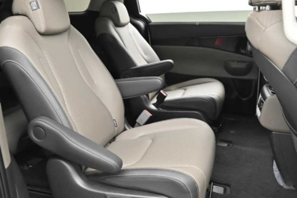 2024 Kia Carnival с пробегом 12 400 км