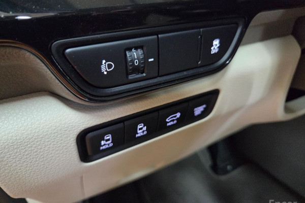 2025 Kia Carnival с пробегом 14 700 км