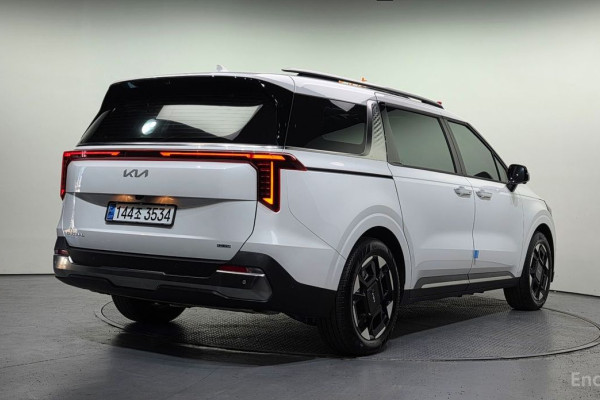 2024 Kia Carnival с пробегом 4 955 км