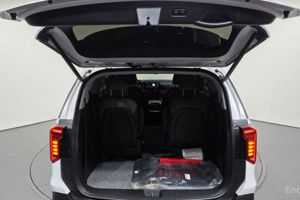 2024 Kia Carnival с пробегом 4 955 км