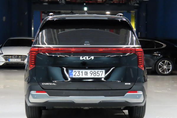 2025 Kia Carnival с пробегом 16 800 км