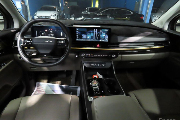 2025 Kia Carnival с пробегом 16 800 км