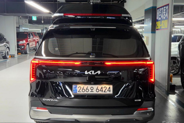 2025 Kia Carnival с пробегом 15 600 км