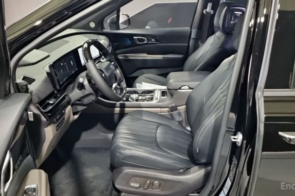 2025 Kia Carnival с пробегом 10 900 км