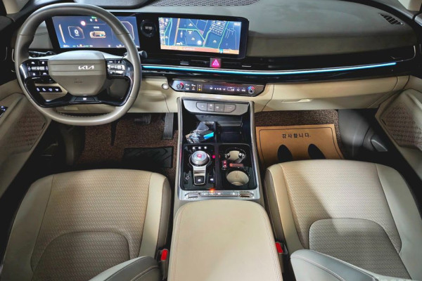 2025 Kia Carnival с пробегом 15 600 км