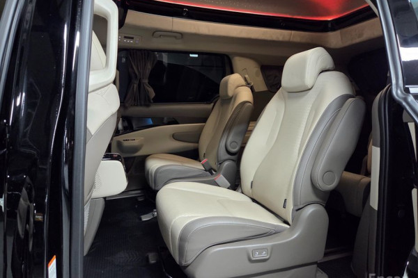 2025 Kia Carnival с пробегом 15 600 км