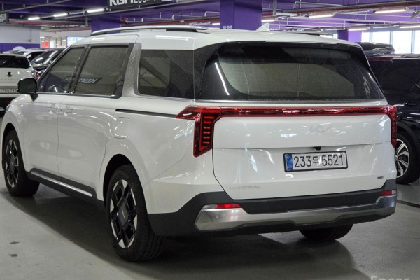 2025 Kia Carnival с пробегом 10 876 км
