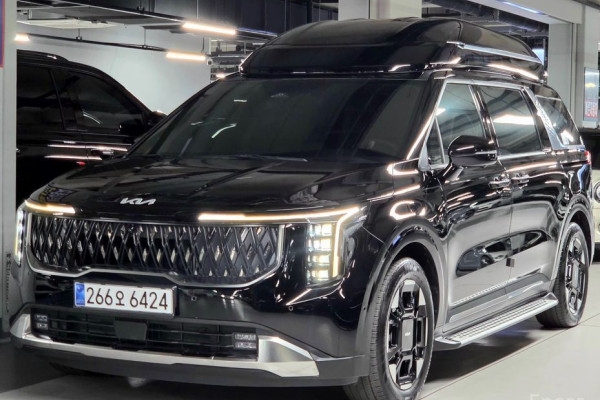 2025 Kia Carnival с пробегом 15 600 км