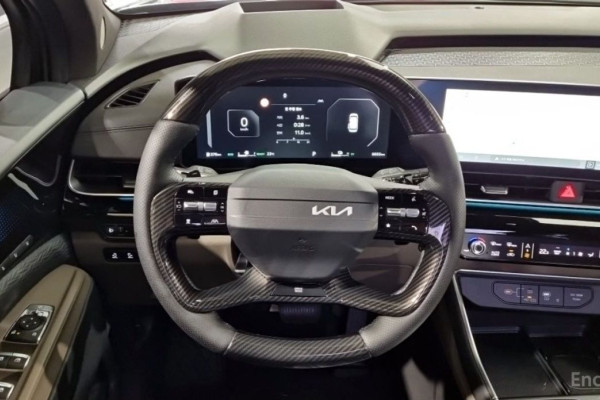 2025 Kia Carnival с пробегом 10 900 км