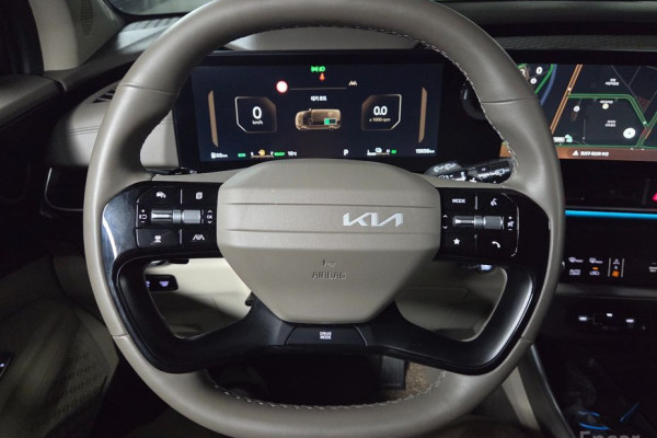 2025 Kia Carnival с пробегом 15 600 км