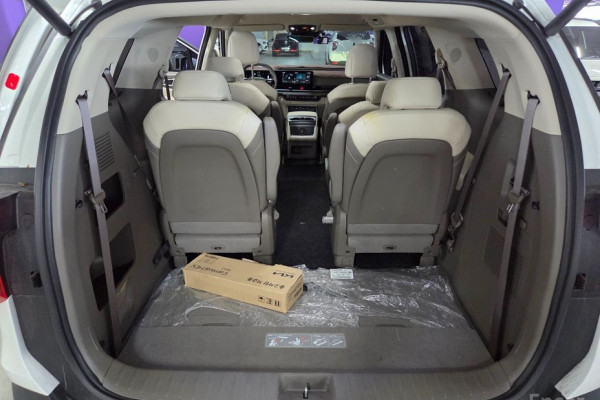 2025 Kia Carnival с пробегом 10 876 км