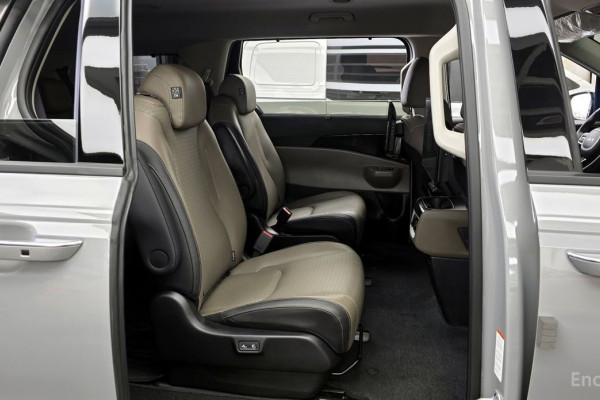 2024 Kia Carnival с пробегом 12 977 км