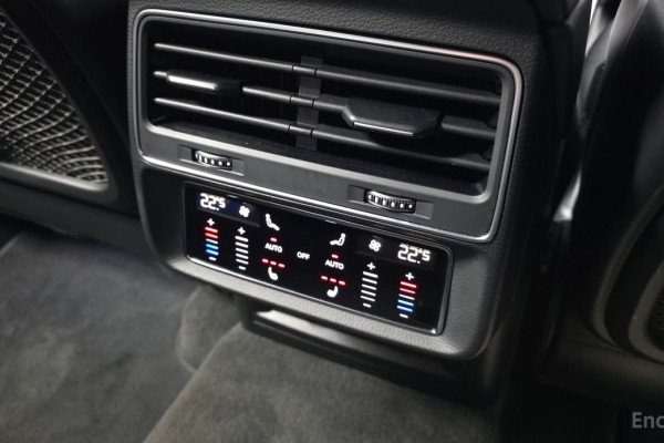 2021 Audi Q8 с пробегом 105 306 км