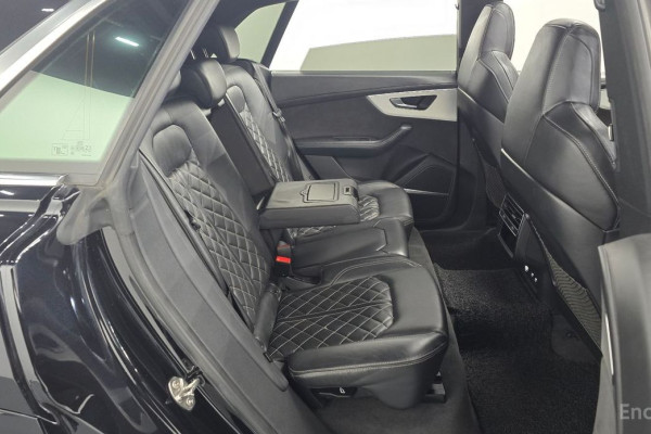 2020 Audi Q8 с пробегом 125 958 км