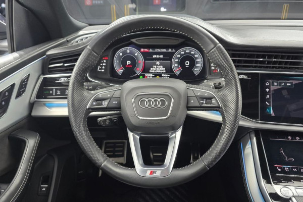 2020 Audi Q8 с пробегом 125 958 км