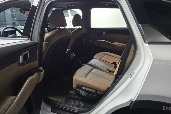 2023 Kia Sorento с пробегом 25 975 км