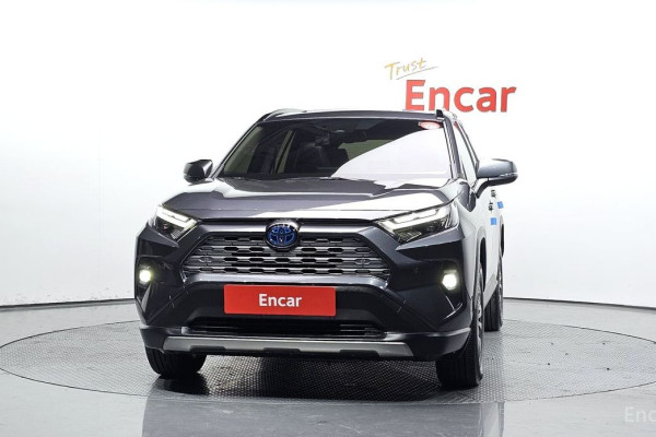 2023 Toyota RAV4 с пробегом 12 945 км