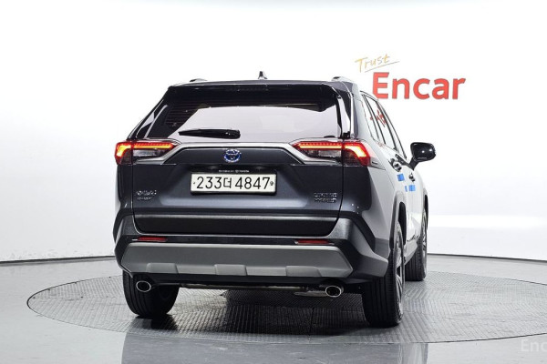 2023 Toyota RAV4 с пробегом 12 945 км